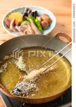 Fry tempura 69482053