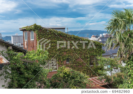 An abandoned house where the blue sky and ivy are entwined, an unmanned house in the Sanin region An abandoned house where the blue sky and ivy are entwined, an unmanned house in the Sanin region 69482960