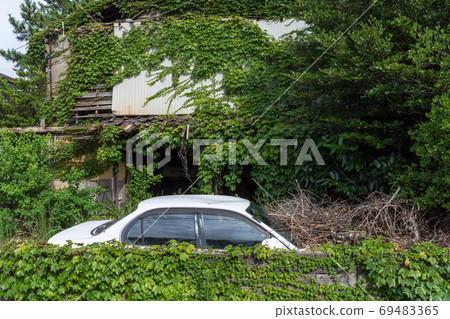 Abandoned house with vines, unmanned house in Sanin and scrapped car 69483365