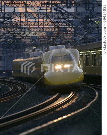 Doctor Yellow T5 formation running at dusk Doctor Yellow T5 formation running at dusk 69484055