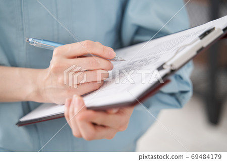 日本女職工檢查住房設備的手 日本女職工檢查住房設備的手 69484179