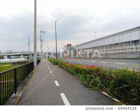 分離區前方人行道和自行車道以外的高速公路入口處的LED顯示“避免不必要的出門” 分離區前方人行道和自行車道以外的高速公路入口處的LED顯示“避免不必要的出門” 69484526