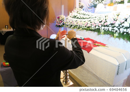 Ceremony lady preparing for the farewell ceremony 69484656