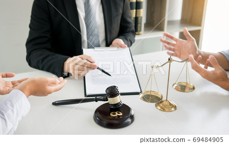 Couples are arguing in a poignant mood in the divorce process wh Couples are arguing in a poignant mood in the divorce process wh 69484905