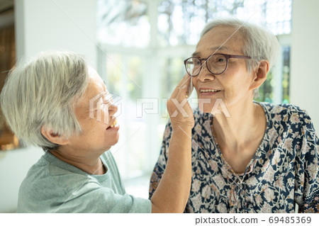 Smiling asian female elderly person wipe sweat on the skin face of the senior sister and talk happily,old people visited her aged woman at home with nostalgia and concern,family relationship,life Smiling asian female elderly person wipe sweat on the skin face of the senior sister and talk happily,old people visited her aged woman at home with nostalgia and concern,family relationship,life 69485369