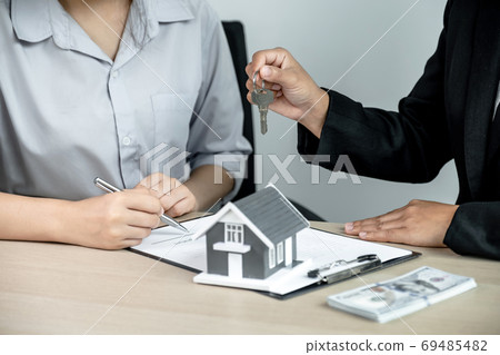 Hand a real estate agent, hold the keys, and explain the business contrac Hand a real estate agent, hold the keys, and explain the business contrac 69485482