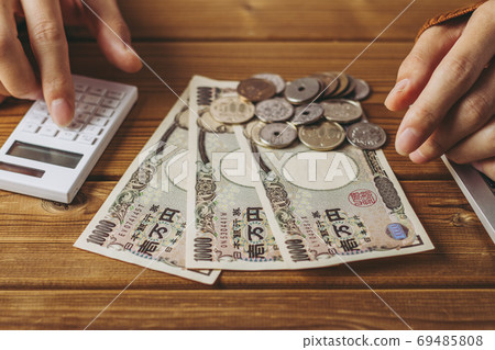 The person who calculates the money The person who calculates the money 69485808