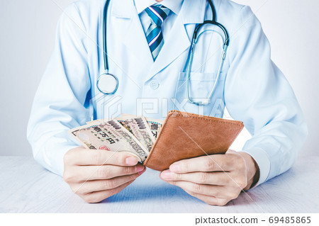 Male doctor paying money from his wallet 69485865