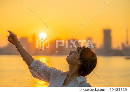 [肖像]夕陽下的年輕女子暮色 69485889