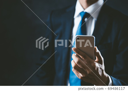 與智能手機的一個商人 與智能手機的一個商人 69486117