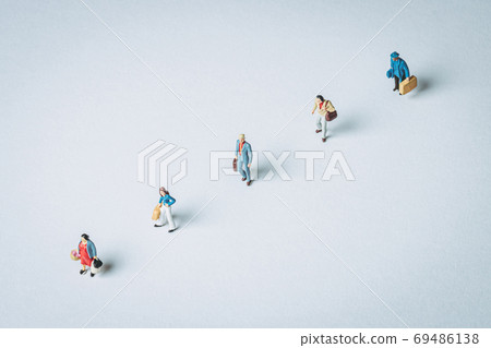 人們排成一排 69486138