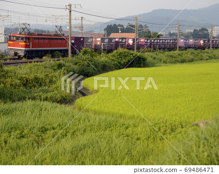 A freight train that runs by connecting the auxiliary locomotive EF67 100 series 69486471