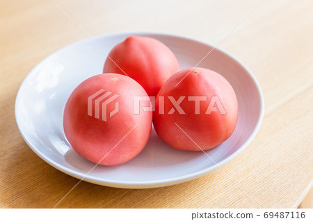 Tomatoes (3) / summer vegetables Tomatoes (3) / summer vegetables 69487116
