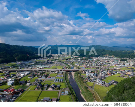 日本農村的夏日風景用無人機拍攝 日本農村的夏日風景用無人機拍攝 69488064