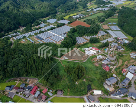 日本農村的夏日風景用無人機拍攝 日本農村的夏日風景用無人機拍攝 69488067