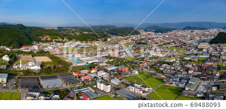 高山市的全景城市景觀在夏天用無人機拍攝 高山市的全景城市景觀在夏天用無人機拍攝 69488093
