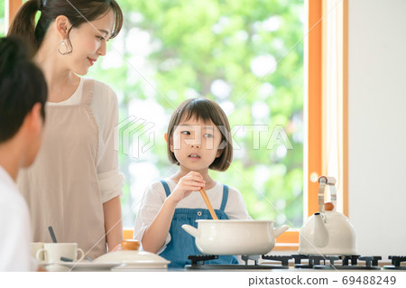 父母和孩子做飯的形象 父母和孩子做飯的形象 69488249