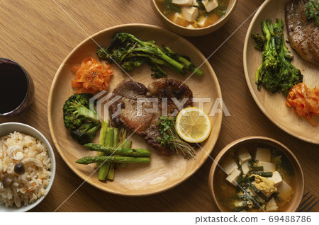 四種顏色的豬肉湯和蔬菜的色板和一盤米飯用蘑菇煮熟 四種顏色的豬肉湯和蔬菜的色板和一盤米飯用蘑菇煮熟 69488786