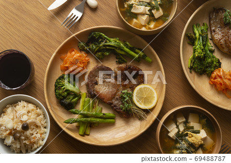 四種顏色的豬肉湯和蔬菜的色板和一盤米飯用蘑菇煮熟 69488787