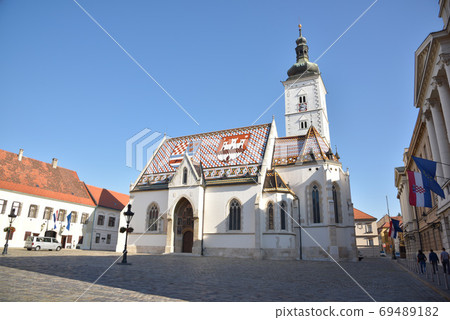 在晴朗的天空下,照亮了Teruya Sunshine的聖馬吉亞共同堂的大型建築。 在晴朗的天空下,照亮了Teruya Sunshine的聖馬吉亞共同堂的大型建築。 69489182