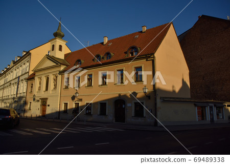 天王晴郎,在陽光下凝視,在陽光下Fusako,深紅色的屋頂,和一面日本色的牆。 天王晴郎,在陽光下凝視,在陽光下Fusako,深紅色的屋頂,和一面日本色的牆。 69489338