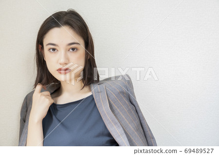 Women's portrait 69489527