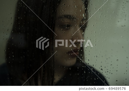 Female portrait on a rainy day 69489576