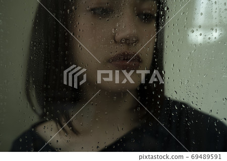 Female portrait on a rainy day 69489591