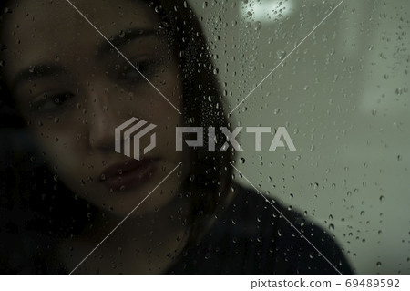 Female portrait on a rainy day 69489592