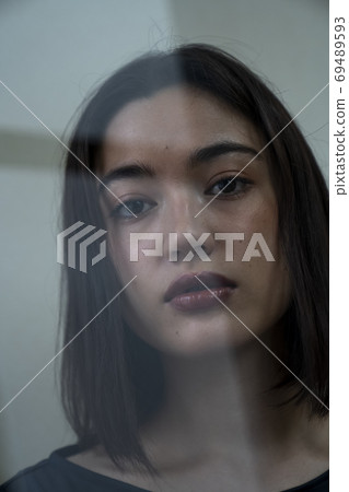 Women's portrait 69489593