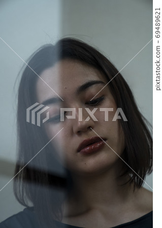 Women's portrait 69489621