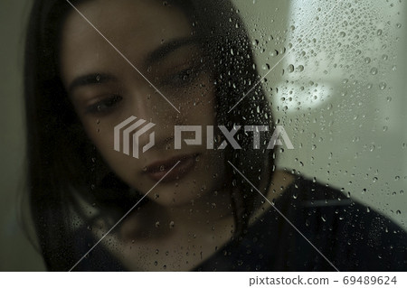 Female portrait on a rainy day 69489624