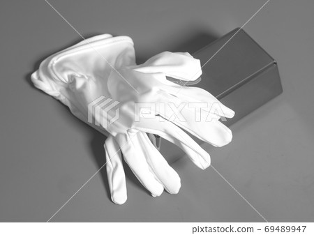 White gloves with silver bullion 69489947