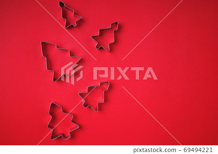 Christmas tree shape gingerbread cookie cutters of different sizes 69494221