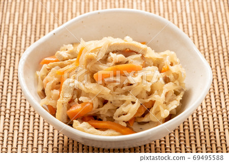 Boiled dried daikon (with carrots, chikuwa, and deep-fried food). 69495588