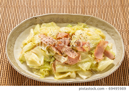 Stir-fried cabbage and bacon. 69495989