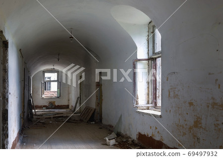 Inside of old creepy abandoned mansion 69497932