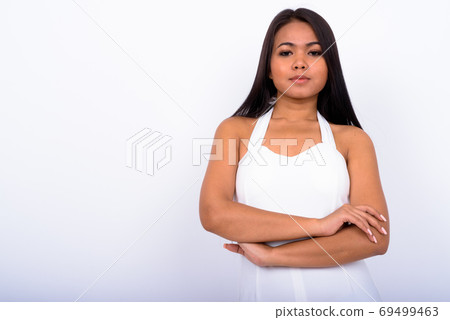 Portrait of young Asian businesswoman with arms crossed 69499463