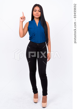 Full body shot of young Asian businesswoman 69499692