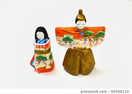 在白色背景上的Hina娃娃 在白色背景上的Hina娃娃 69500214