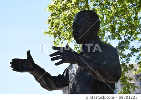 Statue of Nelson Mandela, Parliament Square 69501225