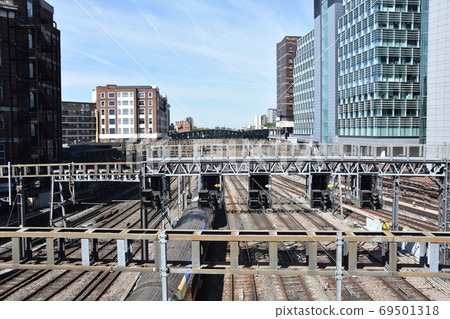 Paddington, also known as London Paddington, is a Central London railway terminus and London Underground station complex, located on Praed Street in the Paddington area. 69501318