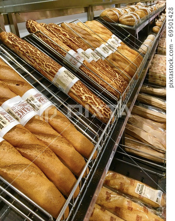 超市展示架上的法式麵包配烤好的褐色麵包 超市展示架上的法式麵包配烤好的褐色麵包 69501428
