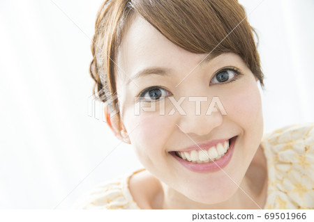 一個女人帶著微笑 69501966