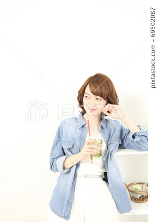 一個女人喝一杯 69502087