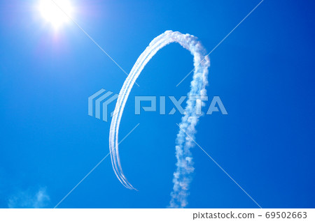 A scene where the smoke of Blue Impulse shines in the bright blue sky ... Sakaiminato City, Tottori Prefecture (sunny) A scene where the smoke of Blue Impulse shines in the bright blue sky ... Sakaiminato City, Tottori Prefecture (sunny) 69502663