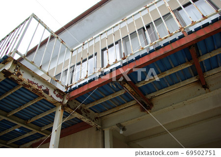 The back of a rusted steel balcony The back of a rusted steel balcony 69502751