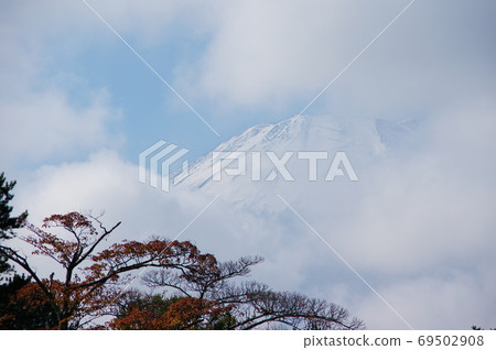 富士山躲在雲端 富士山躲在雲端 69502908