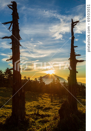 富士山在黎明時分從富士山。 富士山在黎明時分從富士山。 69503031
