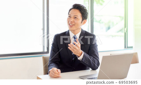 面帶微笑的商人 69503695